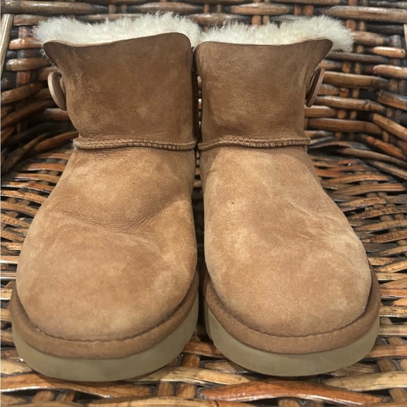 Ugg Bailey Button Mini in women’s size 7 in chestnut - Picture 5 of 11